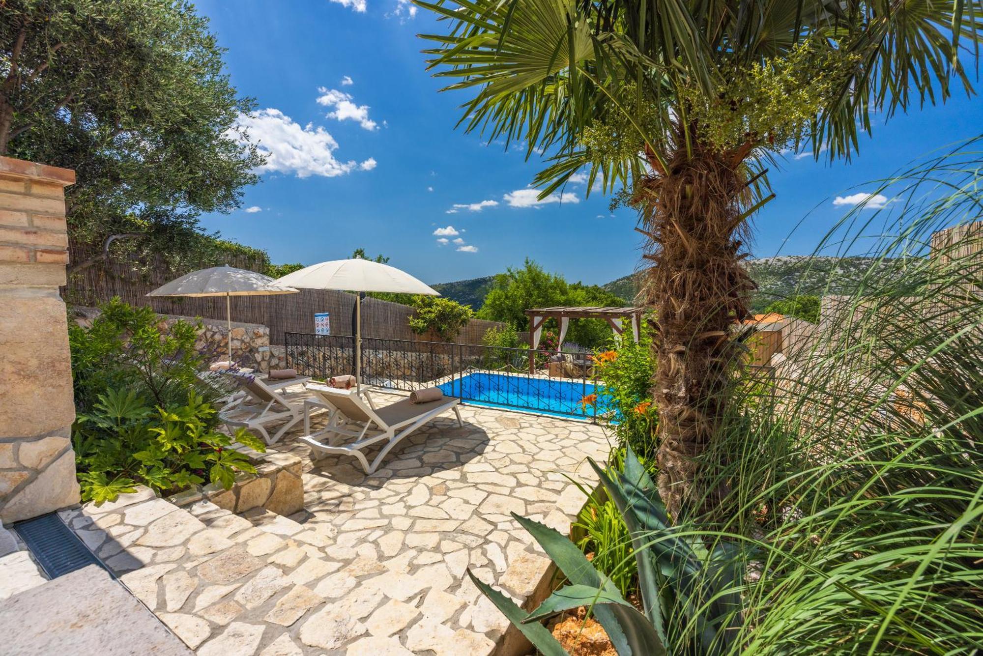 Villa Cocoon - Vacation Home With Heated Pool & Garden Bribir  Bagian luar foto