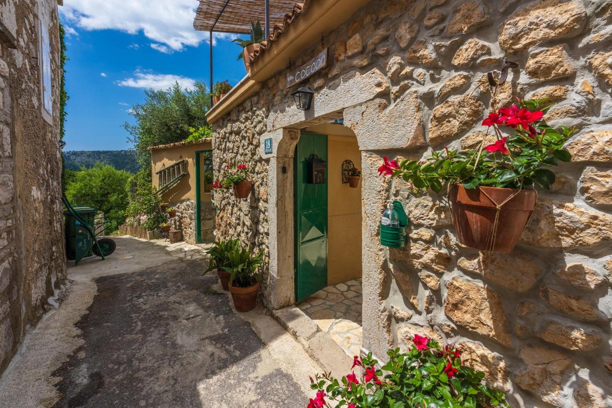 Villa Cocoon - Vacation Home With Heated Pool & Garden Bribir  Bagian luar foto