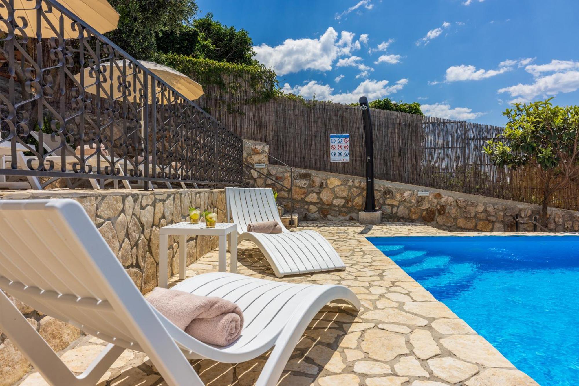 Villa Cocoon - Vacation Home With Heated Pool & Garden Bribir  Bagian luar foto