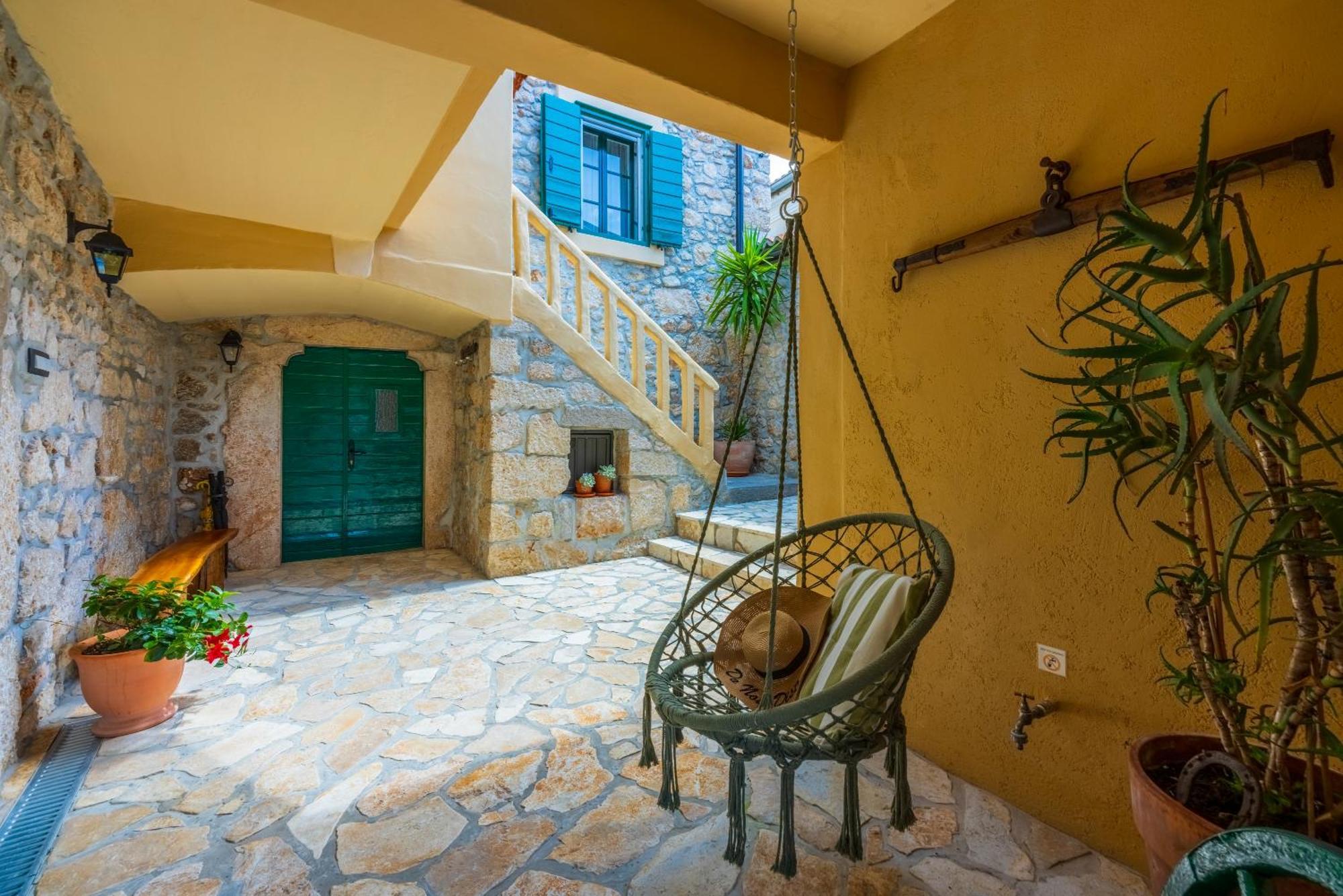Villa Cocoon - Vacation Home With Heated Pool & Garden Bribir  Bagian luar foto