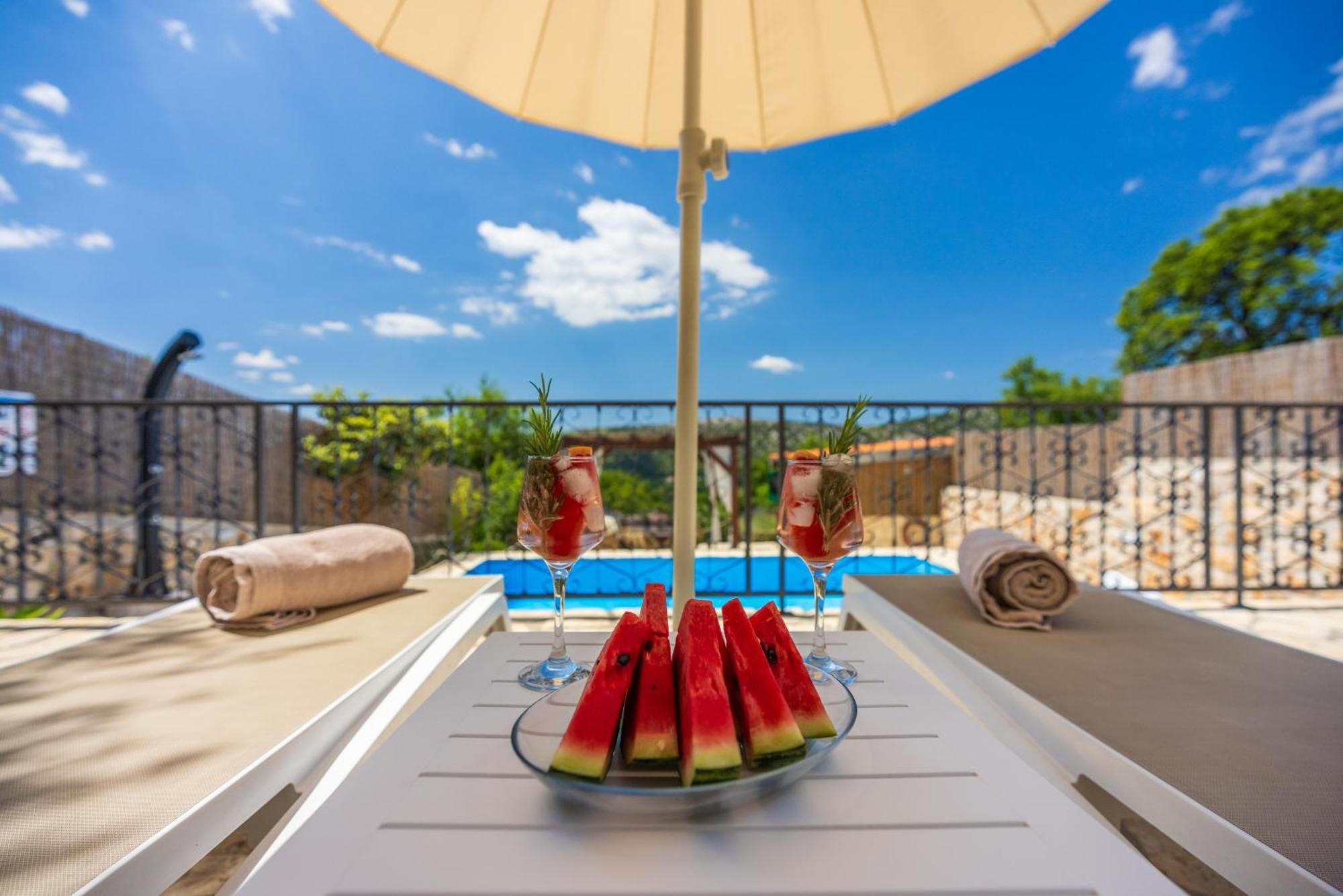 Villa Cocoon - Vacation Home With Heated Pool & Garden Bribir  Bagian luar foto
